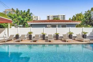 Swimmingpoolen hos eller tæt på Waves Beach Town Spacious Studio Apartment For 4 People