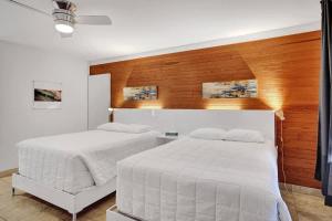 En eller flere senge i et værelse på Waves Beach Town Spacious Studio Apartment For 4 People