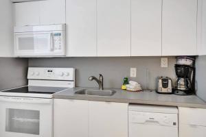 Køkken eller tekøkken på Waves Beach Town Spacious Studio Apartment For 4 People