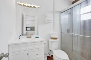 Et badeværelse på Waves Beach Town Spacious Studio Apartment For 4 People + 20 billeder