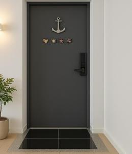 una porta nera con un'ancora sopra di 잠실명소 a Seul Altre 94 foto