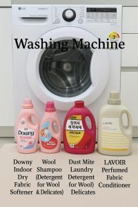 una lavatrice con detersivo e bottiglie di detersivo davanti di 잠실명소 a Seul