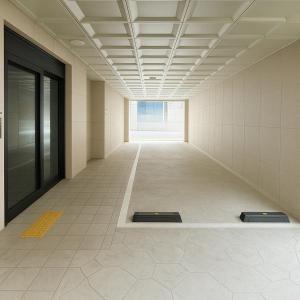 un corridoio di un edificio con porta e finestra di 잠실명소 a Seul