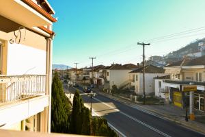 Blick von einem Balkon auf eine Straße mit Häusern in der Unterkunft Kostaras Comfort Stay in Dispilio