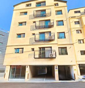 un edificio giallo alto con balconi sopra di 잠실명소 a Seul