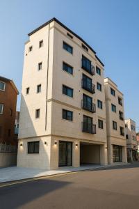 un edificio alto con un grande di 잠실명소 a Seul