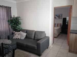 a living room with a couch and a bedroom at Karoo-Hart in Orania