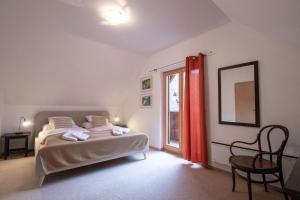 博希尼Chalet Fisherman's Cottage的一间卧室，里面有一张床和一扇窗户。