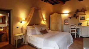 een slaapkamer met een wit bed en een baldakijn bij Bed & Breakfast da Fabio e Paola in Ostuni
