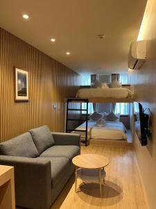 een woonkamer met een bank en een stapelbed bij The Warehouse Chiang Mai in Chiang Mai +152 foto's