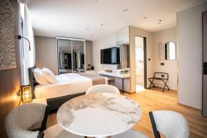 TV a/nebo společenská místnost v ubytování Herzl Boutique Hotel & Apartments by Domus