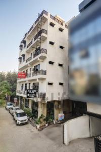 un edificio con auto parcheggiate di fronte di Hotel Airlift at Delhi Airport a Nuova Delhi