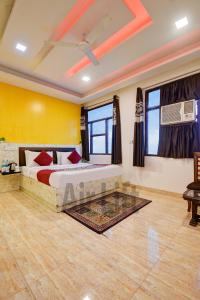 una camera da letto con due letti in una stanza di Hotel Airlift at Delhi Airport a Nuova Delhi