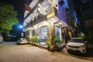 un'auto parcheggiata di fronte a un negozio di notte di Hotel Airlift at Delhi Airport a Nuova Delhi