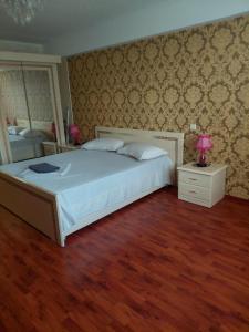 a bedroom with a large white bed and a mirror at 1 комната для 2х человек центр парк in Chişinău +7 photos