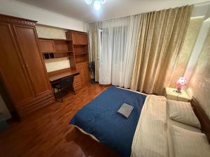 a hotel room with a bed and a desk at 1 комната для 2х человек центр парк in Chişinău