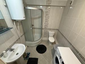 a small bathroom with a sink and a toilet at 1 комната для 2х человек центр парк in Chişinău