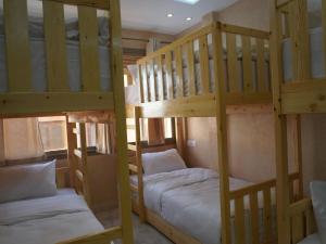 un paio di letti a castello in una stanza di Shams House a Imsouane