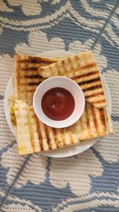 ein Teller Cracker mit einer Schüssel Ketchup in der Unterkunft Exit 96 Farm Stay in Pāli