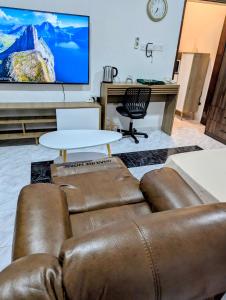 Et tv og/eller underholdning på Cozy Comfort Studio Central Muscat