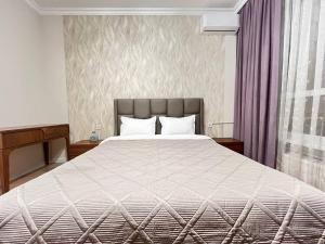 En eller flere senge i et værelse på Nexpo Premium apartaments