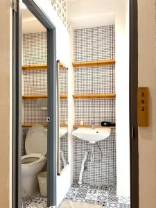 een badkamer met toilet en wastafel bij Chatuchak Haus in Bangkok +18 foto's