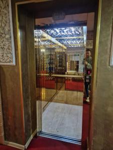 a room with a glass door with a man in it at Faraon apartmani Beograd in Belgrade
