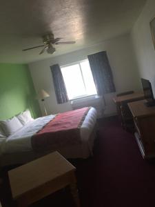 une chambre d'hôtel avec un lit et une fenêtre dans l'établissement Villa Inn Motel, à Fort Atkinson