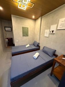 En eller flere senge i et værelse på Astra Tourist Inn + 5 billeder