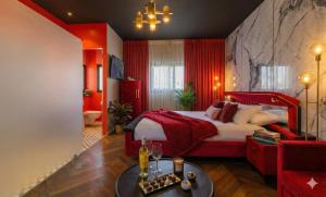 En eller flere senge i et værelse på Scarlet Hotel