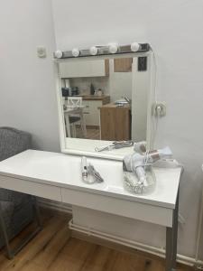 een witte wastafel met een spiegel en een wastafel bij Studio apartman MARIA 2  +19 foto's