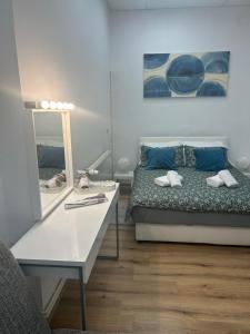een kamer met een bed, een spiegel en een tafel bij Studio apartman MARIA 2 