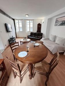 een woonkamer met een tafel en een bank bij Apartment Antan - Center in Chartres