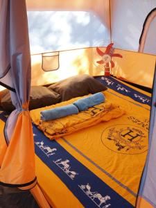 een bed achterin een tent bij White Pearl Beach in Kaôh Rŭng (3)