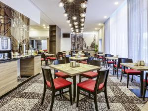 een restaurant met tafels en stoelen en een toonbank bij ibis Styles Nowy Sacz in Nowy Sącz
