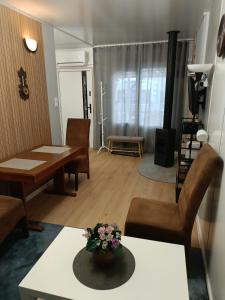 een woonkamer met een tafel en stoelen bij Pod orzechem in Osieki