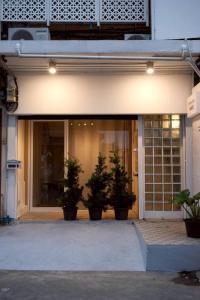 een winkelpui met potplanten ervoor bij Chatuchak Haus in Bangkok