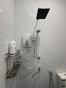 ein Bad mit einer Dusche und einem Haartrockner in der Unterkunft Villa Family in Bachok