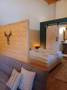 un salon avec un canapé et un lit dans l'établissement Stay Novy, à Bach