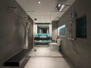 Et badeværelse på Le Meridien Phuket Beach Resort + 257 billeder