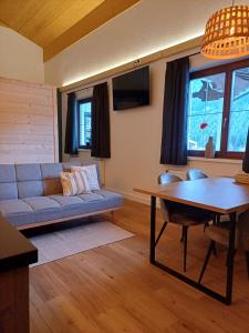 un salon avec un canapé et une table dans l'établissement Stay Novy, à Bach