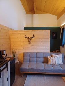 - un canapé dans le salon avec un mur dans l'établissement Stay Novy, à Bach