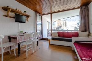 Et tv og/eller underholdning på Condo - Résidence Le Schuss By Alpstays