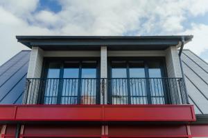 einen Balkon auf dem Dach eines Gebäudes in der Unterkunft Good Home Apartment in Karksi-Nuia