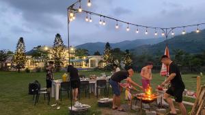 een groep mensen die eten koken op een grill bij Solmist Villa in Hòa Bình +89 foto's
