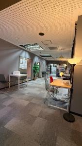 een kantoor met bureaus en stoelen in een kamer bij 心斎橋難波関空直通 Ambers Hostel in Osaka