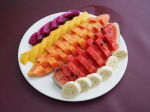 een wit bord met fruit op een paarse tafel bij White Pearl Beach in Kaôh Rŭng (3)