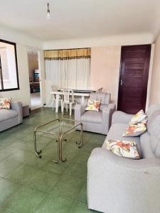 een woonkamer met twee banken en een tafel bij Terraza 419 in Tarija