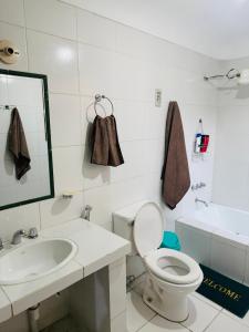 een witte badkamer met een toilet en een wastafel bij Terraza 419 in Tarija