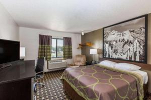 een hotelkamer met een bed en een flatscreen-tv bij Super 8 By Wyndham Wayne in Wayne